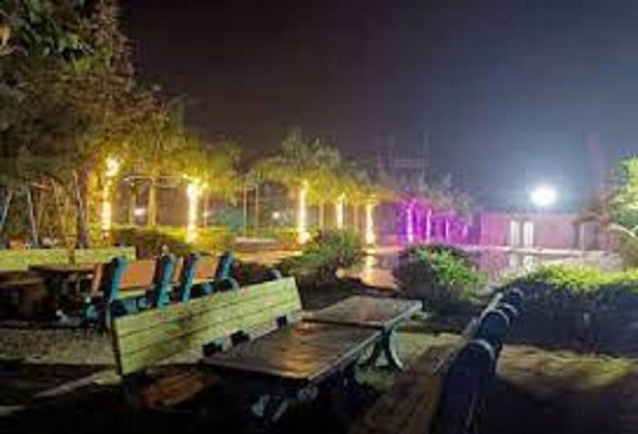 Hotel Metro Palace Resort Karjat Eksteriør bilde